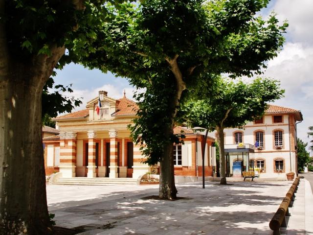 ©montaubantourisme Place De La Mairie